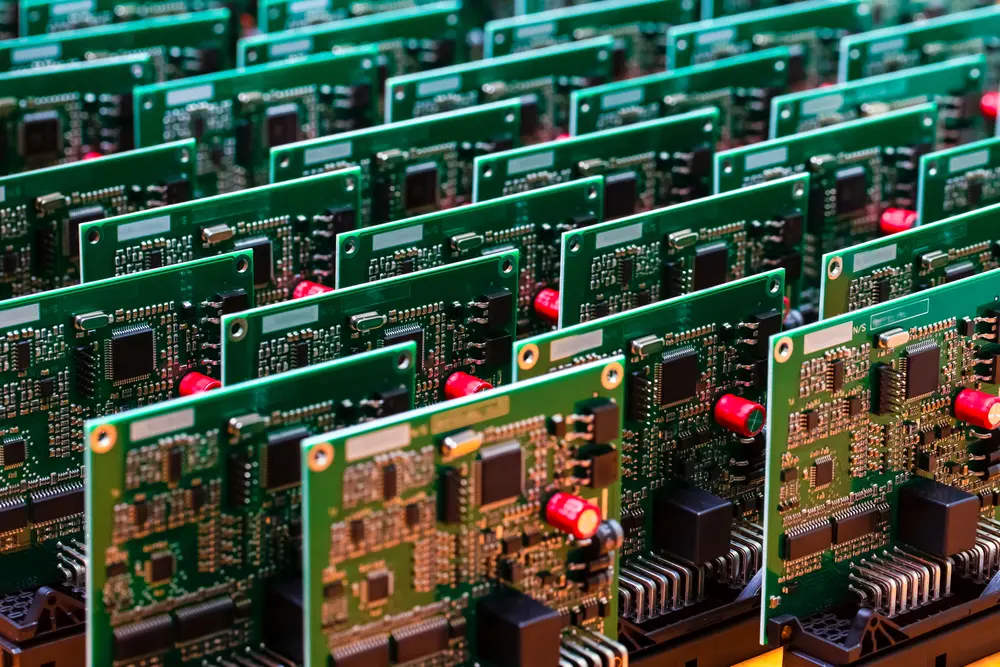 Proceso de automatización industrial en una línea de producción.