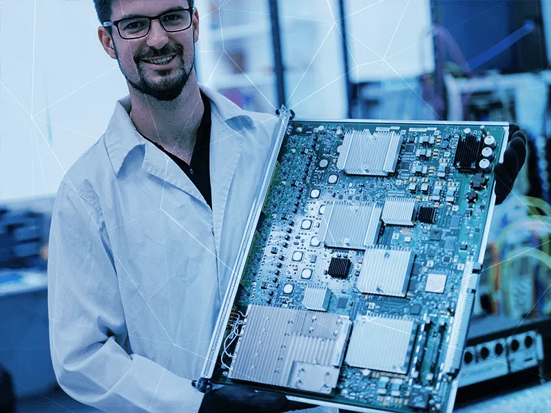 Ingeniero revisando un diseño de producto.